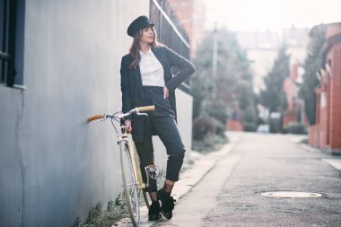 Onun düzenleme Bisiklet yanındaki sokakta duran kadın.