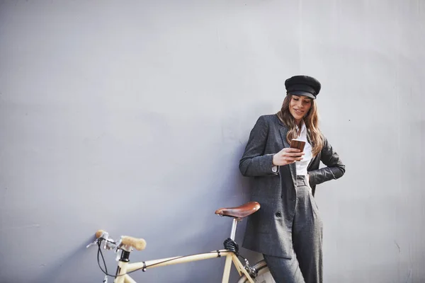 Falnak Állandó Szúró Telefon Használ Textil Mellett Sárga Bicikli — Stock Fotó