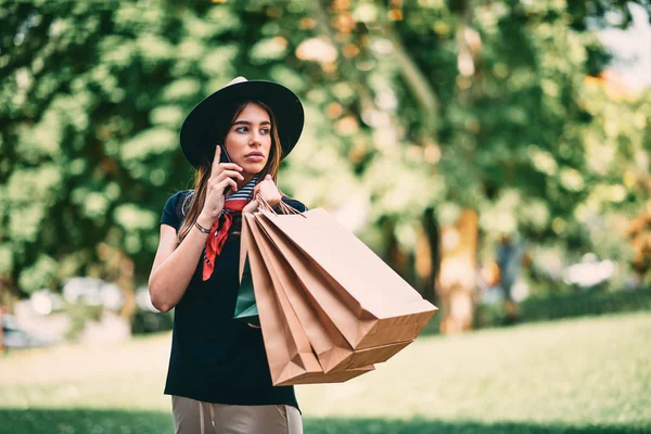 Portrait Woman Using Smart Phone Standing Park Shopping — Stock Photo, Image