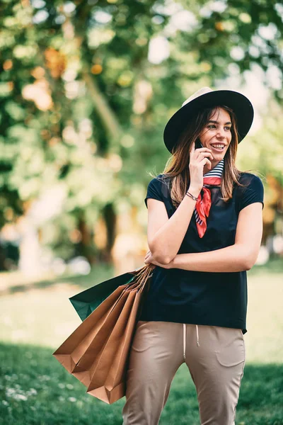 Portrait Woman Using Smart Phone Standing Park Shopping — Stock Photo, Image