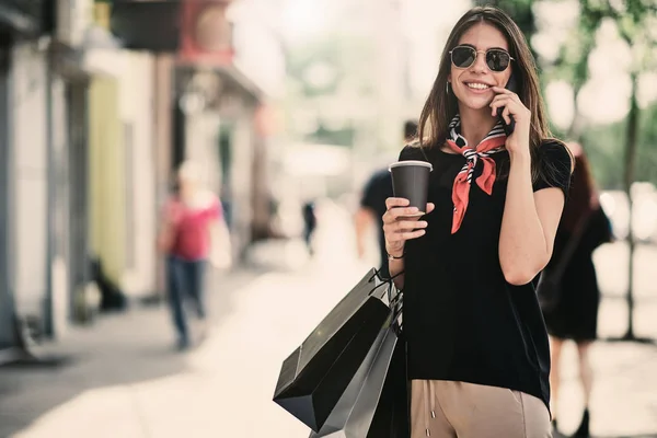 Kağıt Poşet Kahve Akıllı Telefon Kullanırken Shoping Sonra Sokakta Tutan — Stok fotoğraf