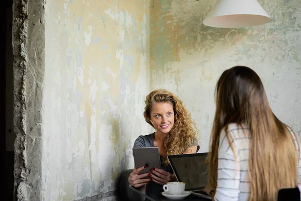 Duas Mulheres Que Usam Tecnologias Bebem Café Enquanto Estão Sentadas — Fotografia de Stock