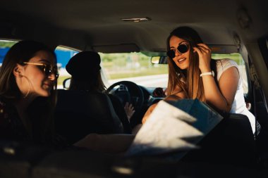 Haritaya bakıyordum ve having fun roadtrip üç genç kadın.