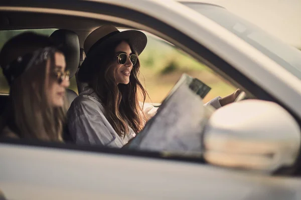 Dos Chicas Divirtiéndose Conduciendo Una Chica Conduciendo Otra Leyendo Mapa — Foto de Stock