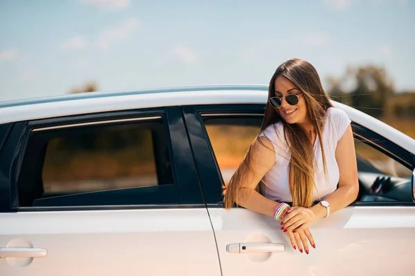 Frau Posiert Während Sie Sich Die Autoscheibe Lehnt — Stockfoto