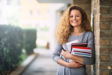 Duvara karşı duran ve kitap kız.