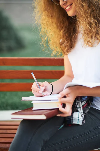 Kvinnlig Student Skriva Uppsats Medan Sitter Bänk Campus — Stockfoto