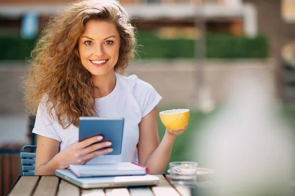 Studentin Benutzt Tablet Und Trinkt Kaffee Café Bücher Und Notizbücher — Stockfoto