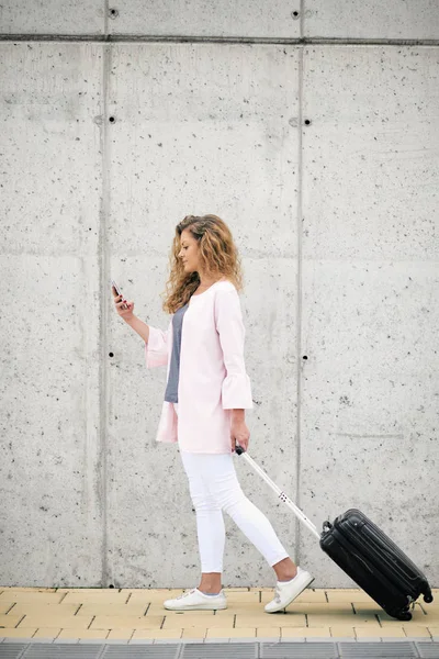 Mujer Que Lleva Equipaje Usa Teléfono Inteligente Mientras Camina Hasta — Foto de Stock