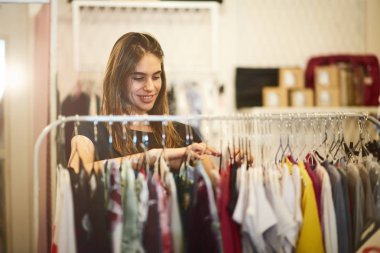 İçinde belgili tanımlık stok giysiler seçmek wooman portresi.
