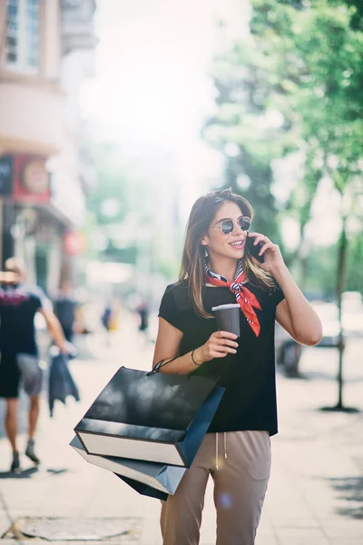 Retrato Mujer Sosteniendo Bolsas Papel Café Calle Después Comprar Mientras — Foto de Stock