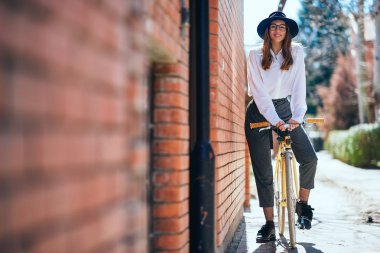 Güzel esmer holding Bisiklet portresi.