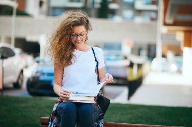 Tablet kullanma ve kafede kahve içme kız öğrenci.