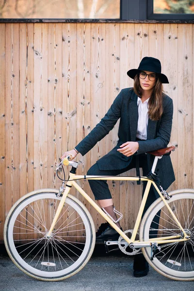 Retrato Una Hermosa Morena Sosteniendo Bicicleta Fondo Madera —  Fotos de Stock