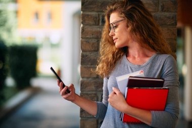 Smartphone vasıl arıyorsunuz kitap kadınla