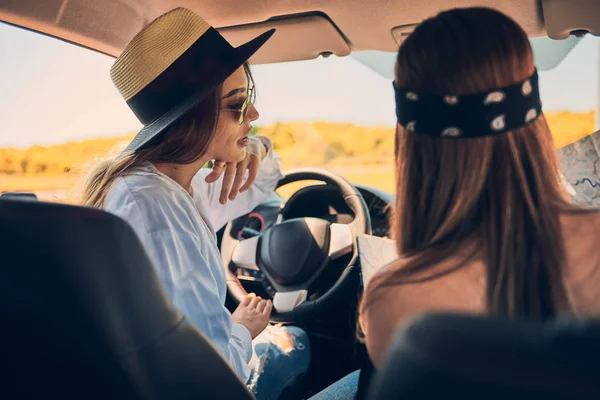 Zwei Mädchen Sitzen Auto Und Lesen Die Karte — Stockfoto