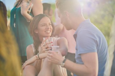 Oturma ve açık partide alkol Çift 