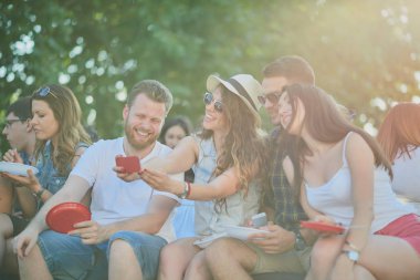 Arkadaşlar selfie barbekü partisinde alarak 