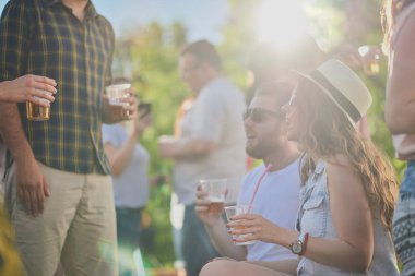 Oturma ve açık partide alkol Çift 