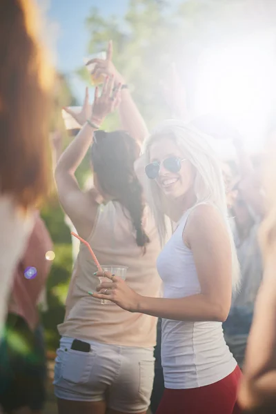 Blond Dziewczyna Picie Dobrą Zabawę Świeżym Powietrzu Party Taniec — Zdjęcie stockowe