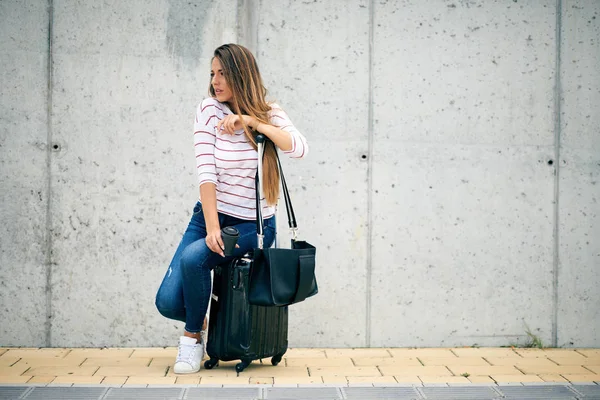 Kvinnan Sitter Bagage Gatan Och Väntar Bussen — Stockfoto