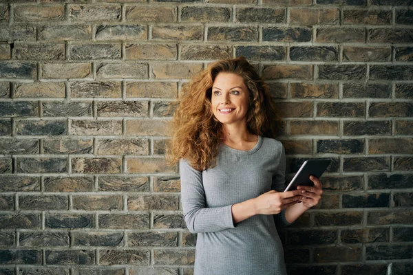 Portrait Femme Utilisant Une Tablette Devant Mur Briques — Photo