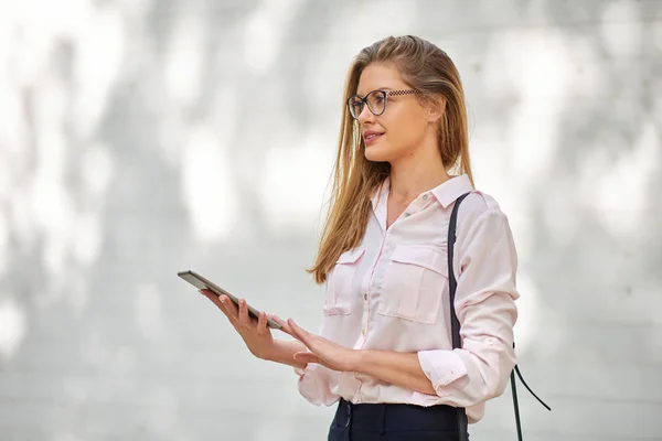 Businesswoman Standing Outdoors Using Tablet — Stock Photo, Image