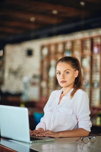 Donna Affari Seduta Nel Ristorante Che Utilizza Computer Portatile Mani — Foto Stock