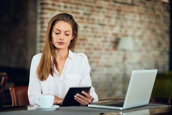 Επιχειρηματίας Χρησιμοποιώντας Tablet Ενώ Κάθονται Στην Καφετέρια Στο Τραπέζι Laptop — Φωτογραφία Αρχείου