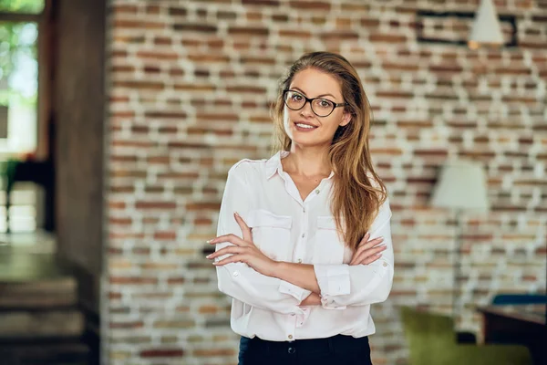 Kobieta Interesu Stojący Skrzyżowane Ramiona Pomieszczeniu — Zdjęcie stockowe