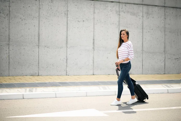 Mujer Sosteniendo Café Equipaje Mientras Camina Por Calle — Foto de Stock