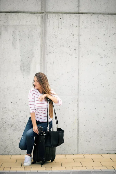 Mujer Sentada Equipaje Calle Esperando Autobús — Foto de Stock