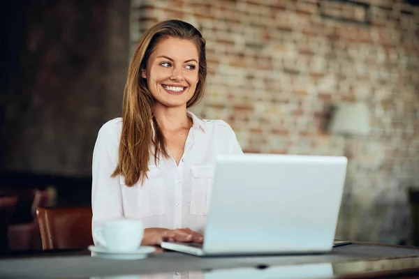 Empresária Usando Laptop Para Trabalho Enquanto Sentado Cafetaria — Fotografia de Stock