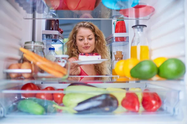 Mujer Rompiendo Dieta Tomando Tarta Queso Nevera Nevera Llena Comestibles — Foto de Stock