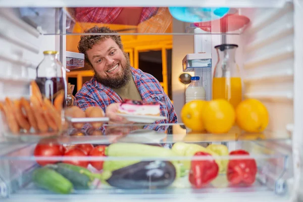 Man Tar Cheesecake Från Kylskåpet Bild Tagen Form Inuti Frigde — Stockfoto