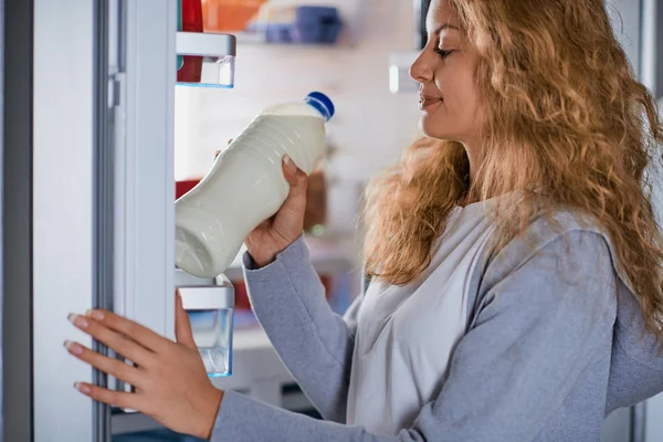 Frau Steht Vor Kühlschrank Und Nimmt Milch Kühlschrank Voller Lebensmittel — Stockfoto