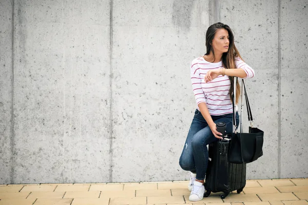 Kvinna Sitter Bagage Och Dricka Kaffe Resor Konceptet — Stockfoto