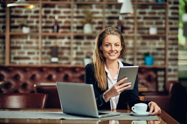 Zakenvrouw Met Behulp Van Tablet Zittend Cafetaria Tabel Laptop Koffie — Stockfoto