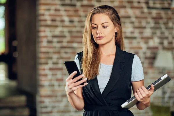 Mujer Negocios Usando Teléfono Inteligente Mientras Está Pie Cafetería Otra — Foto de Stock