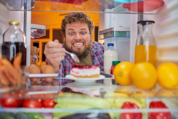 Человек Ест Чизкейк Нездоровое Питание Фотография Сделана Изнутри Холодильника Полного — стоковое фото