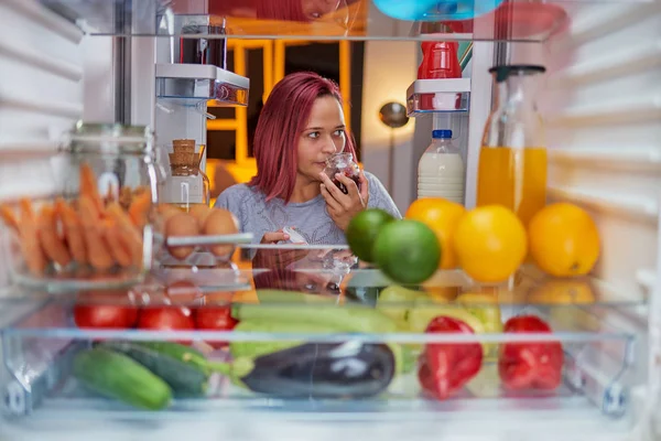 Mujer Buscando Algo Para Comer Tarde Noche Foto Tomada Desde —  Fotos de Stock