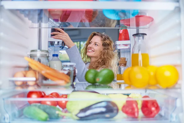 Frau Nimmt Lebensmittel Aus Kühlschrank Voller Lebensmittel Bild Aus Dem — Stockfoto