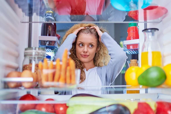 Запутавшаяся Женщина Выбирает Руки Голову Фотография Сделана Изнутри Холодильника Полного — стоковое фото
