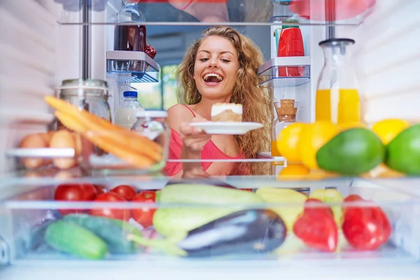 Женщина Холодильником Форме Гато Полным Продуктов Нездоровое Питание Фотография Сделана — стоковое фото