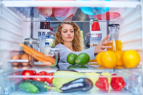 Женщина Принимающая Сок Холодильника Заполненного Фокусниками Готовлю Завтрак Снимок Сделан — стоковое фото