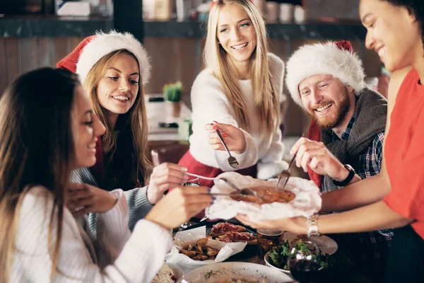 Amigos Jantando Casa Véspera Natal Conceito Hoidays Inverno — Fotografia de Stock