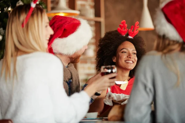 Friends Having Dinner Christmas Eve Home Christmas Holidays Concept — Stock Photo, Image