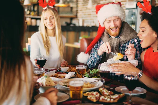 Amigos Cenando Casa Nochebuena Concepto Vacaciones Invierno —  Fotos de Stock