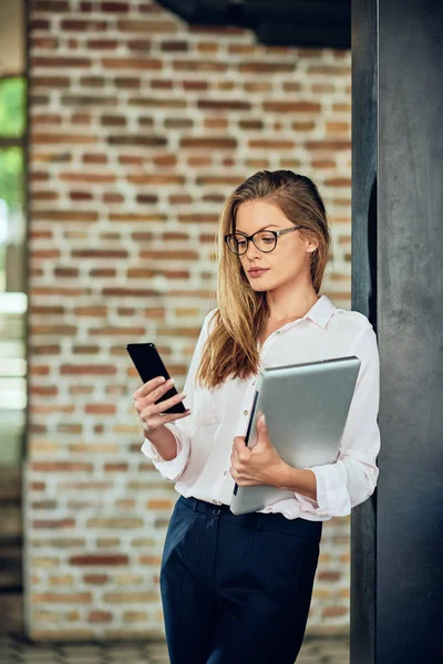 Mujer Negocios Usando Teléfono Inteligente Mientras Está Pie Contra Pared — Foto de Stock