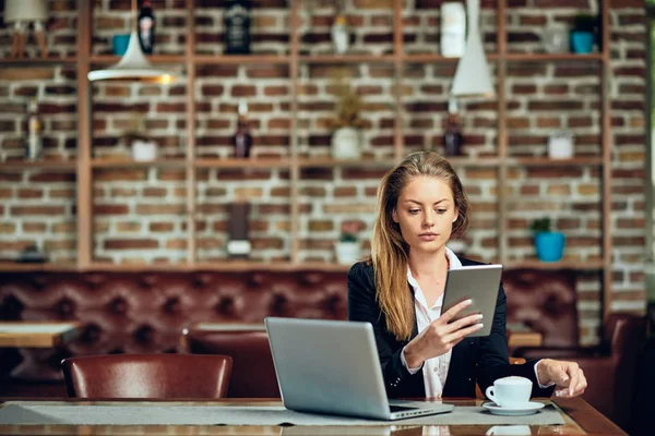 Mulher Negócios Usando Comprimido Enquanto Sentada Cafetaria Mesa Laptop Café — Fotografia de Stock